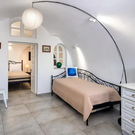 费拉首日公寓 *